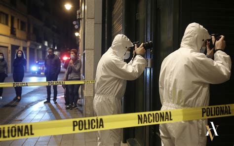 Escena de investigación policial con foco en un vehículo, análisis forense