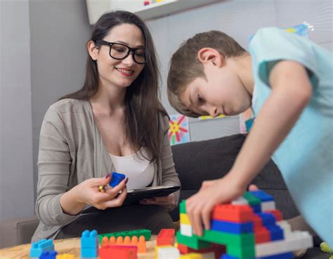 Foto temática que representa el apoyo familiar y psicológico para niños con enfermedades raras