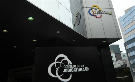 Esquema de las interconexiones entre judicatura, academia y política social