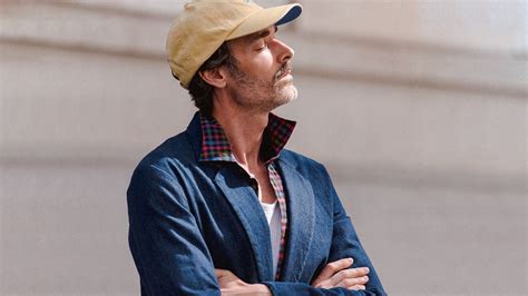 Foto: Hombre de más de 40 años con un degradado bien mantenido y barba