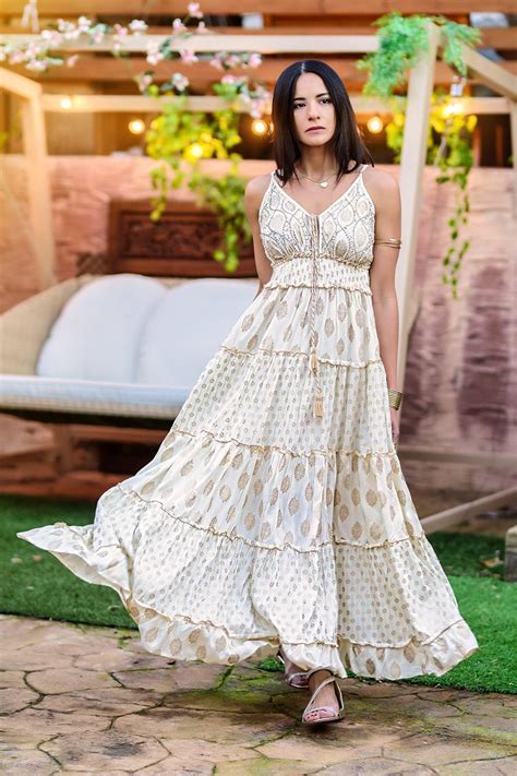 Ilustración de varios vestidos largos y fluidos estilo boho chic en tallas grandes con diferentes patrones y colores
