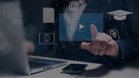 Collage de imágenes que muestran diversos tipos de tecnología de asistencia, desde lupas hasta sillas de ruedas motorizadas.