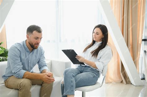 Terapeuta hablando con una persona mayor