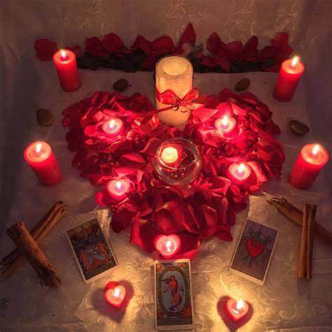 Representación de un ritual de amarre de amor con elementos esotéricos