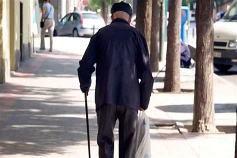 Persona mayor utilizando un bastón ligero en un parque