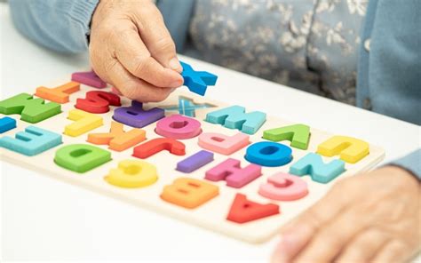 fotografía de un adulto mayor realizando actividades de estimulación cognitiva y ejercicio físico