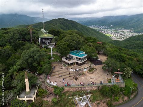 Vista aérea del proyecto Mirador Barón en Valparaíso, destacando su ubicación en el Cerro Barón y la proximidad al mar.