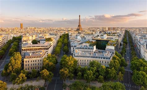 Una vista panorámica de París mostrando las amplias avenidas y la arquitectura Haussmanniana.