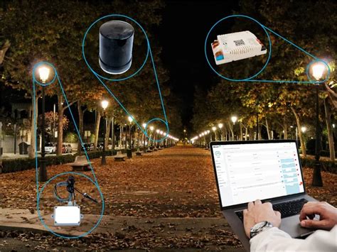 Esquema de un tatuaje inteligente que muestra cómo se conecta a sensores y comunica datos de forma inalámbrica.