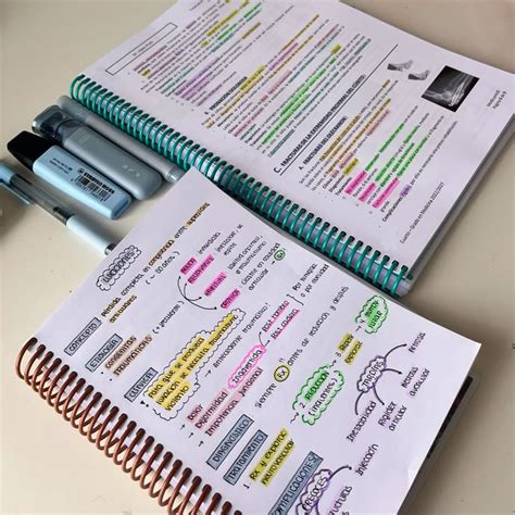 Ilustración de un cuaderno abierto con apuntes de tecnología para personas mayores, con letra grande y dibujos explicativos