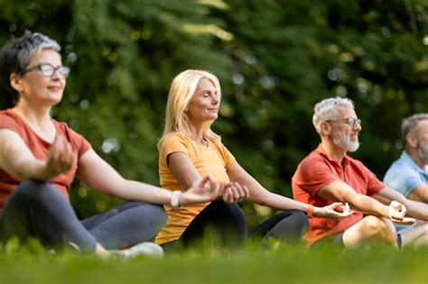 Grupo de personas mayores haciendo yoga al aire libre