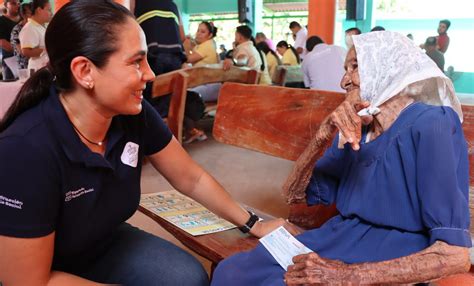 Mujer recibiendo apoyo económico