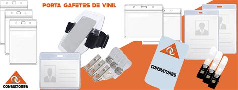 Foto de diferentes porta credenciales flexibles de plástico en varios formatos