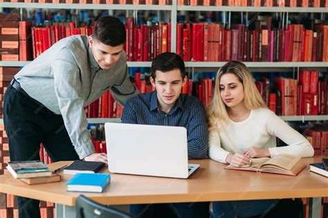 Estudiantes con discapacidad interactuando en un ambiente universitario