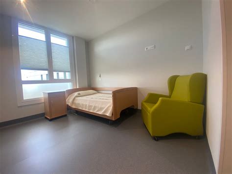 Fotografía de habitaciones amplias, luminosas y adaptadas con mobiliario geriátrico