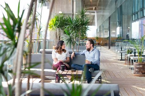Esquema comparativo de beneficios entre WeWork All Access y membresía de espacio dedicado