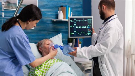 Equipo médico y de enfermería atendiendo a un anciano en residencia