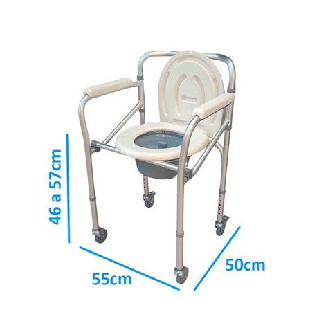 Silla WC con ruedas en uso, mostrando a una persona sentada cómodamente.