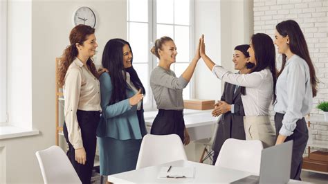 Esquema de la estructura laboral en el ámbito hípico, mostrando la relación entre preparadores, capataces y cuidadores