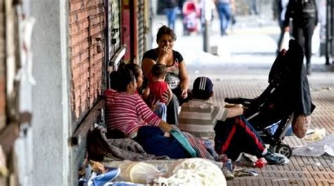 Gráfico tipo infografía mostrando las causas de la indigencia en adultos mayores (abandono familiar, violencia, pobreza, etc.).