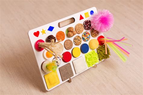 Niño con discapacidad interactuando con materiales sensoriales Montessori