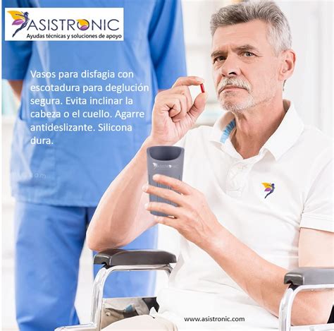 Mesa con alimentos saludables y un vaso con escotadura para persona mayor
