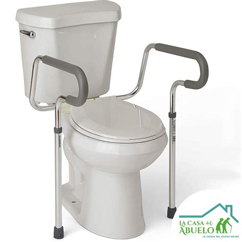 Inodoro adaptado con barras de apoyo, respaldo y una altura adecuada del asiento para permitir un uso autónomo por parte de personas en silla de ruedas.