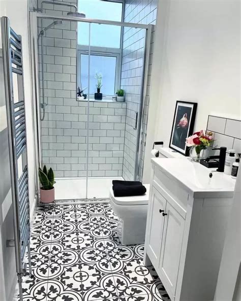 Baño adaptado con ducha a ras de suelo y amplias zonas de movimiento - seguro, cómodo y con estilo.