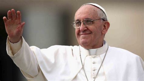 El Papa Francisco interactuando con personas mayores, enfatizando el gesto de cercanía y apoyo