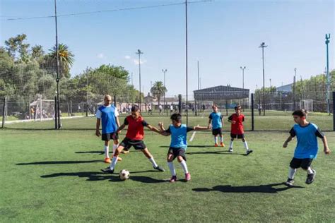 Fotografía de niños jugando fútbol en un campamento deportivo