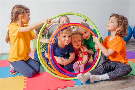 Dibujo de niños participando en un juego cooperativo