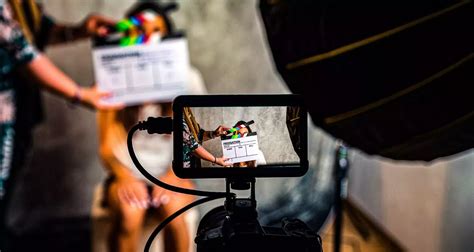 Estudiantes grabando un cortometraje con equipo básico