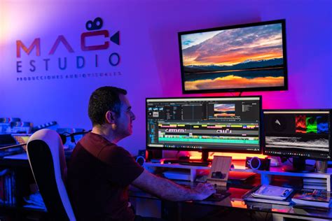 Set de edición de video básico con laptop y auriculares