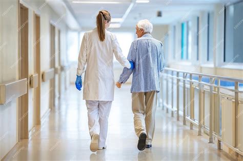 Ilustración de enfermera asistiendo a un adulto mayor en tareas cotidianas