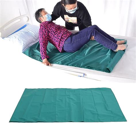 Ilustración de técnica de giro en cama con sábana deslizante y dos cuidadores