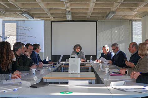 Imagen de un panel de expertos discutiendo en un congreso.