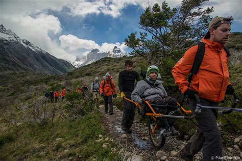 Equipo de voluntarios subiendo el Cerro Paine con Álvaro Silberstein en silla Joëlette