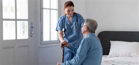Personal de cuidado atendiendo a un residente