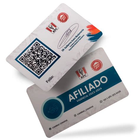 Infografía mostrando ejemplos de personalización en tarjetas PVC: logo, foto, código QR, texto.