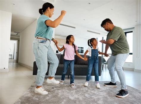 Familia bailando Just Dance en el salón de casa