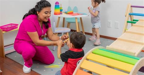 Fotografía de una guardería o un cuidador interactuando con niños en un entorno seguro y amigable en Vallenar