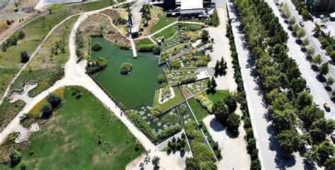 Parque Bicentenario de Vitacura con rampas y senderos accesibles