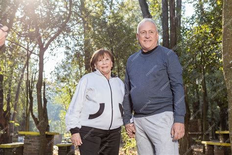 Fotografía de una pareja de jubilados sonriendo y disfrutando de un paseo al aire libre