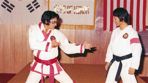 Elvis Presley practicando Kenpo Karate