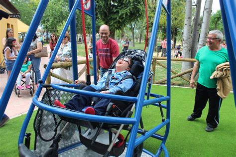 Niña en silla de ruedas en un columpio adaptado con soporte
