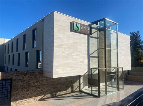 Foto de la fachada de Senior Suites San Damián con jardines
