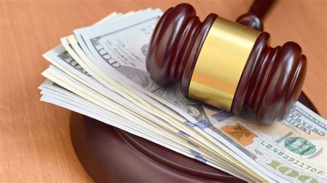 Infografía detallando las principales multas y sanciones impuestas a AFP Capital, con fechas y montos (en UF).