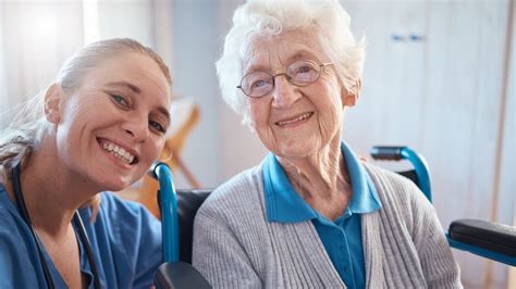 ilustración de un geriátrico con personal de enfermería cuidando a ancianos