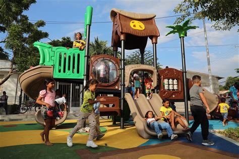 Foto temática del 9° Encuentro Metropolitano por la Inclusión en el Parque Los Dominicos con personas disfrutando de actividades