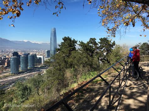 Foto panorámica de Las Condes con edificios modernos y áreas verdes